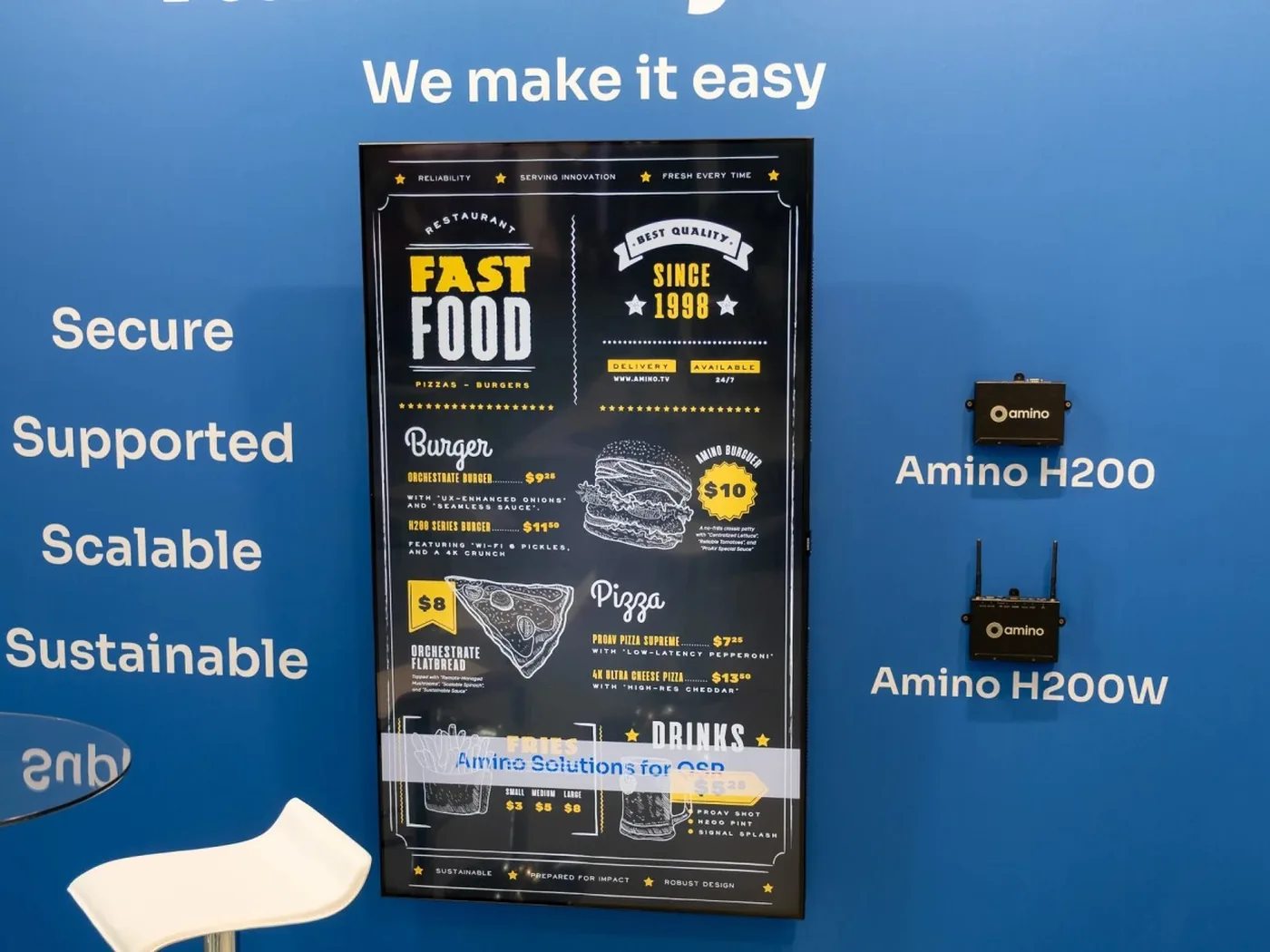 Amino H200 und H200W Mediaplayer neben einem Digital-Signage-Display