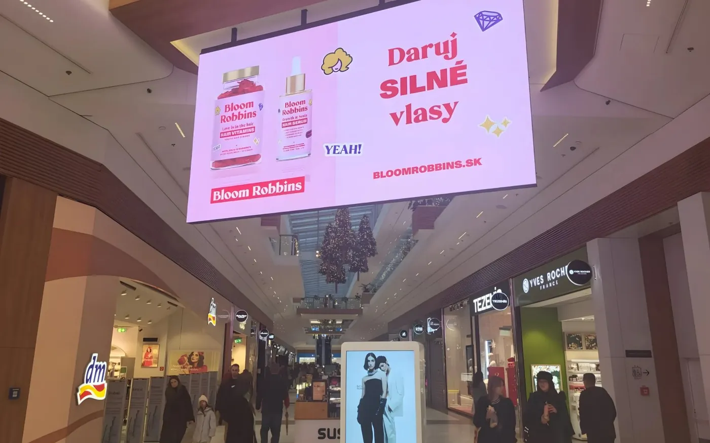 Große LED-Videowand über einer Mall-Passage