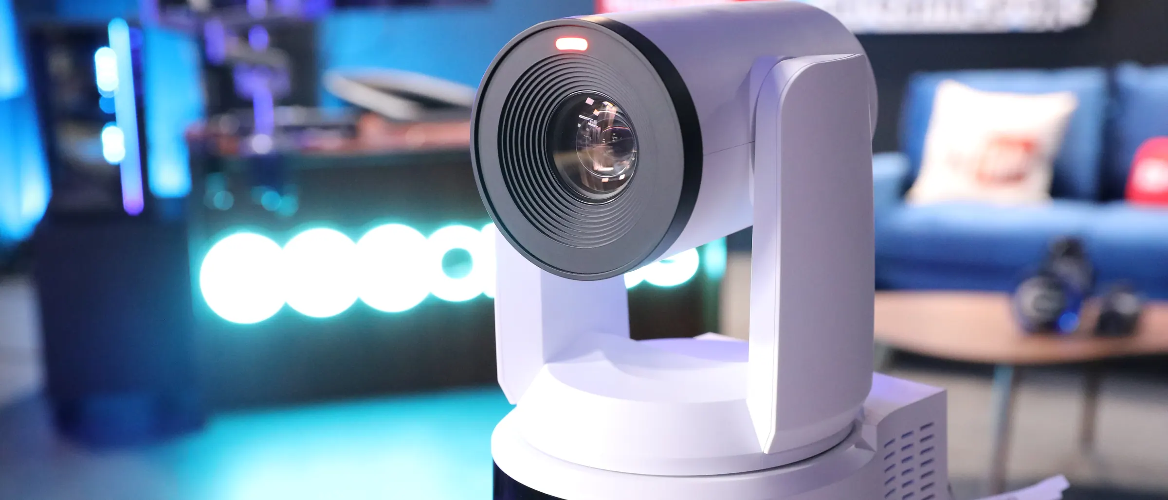 PTZOptics 4K-PTZ-Kamera vor einer Streaming-Studio-Kulisse
